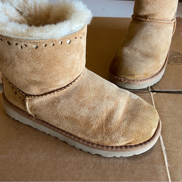 Kids size 3 Ugg boots - Picture 4 of 5